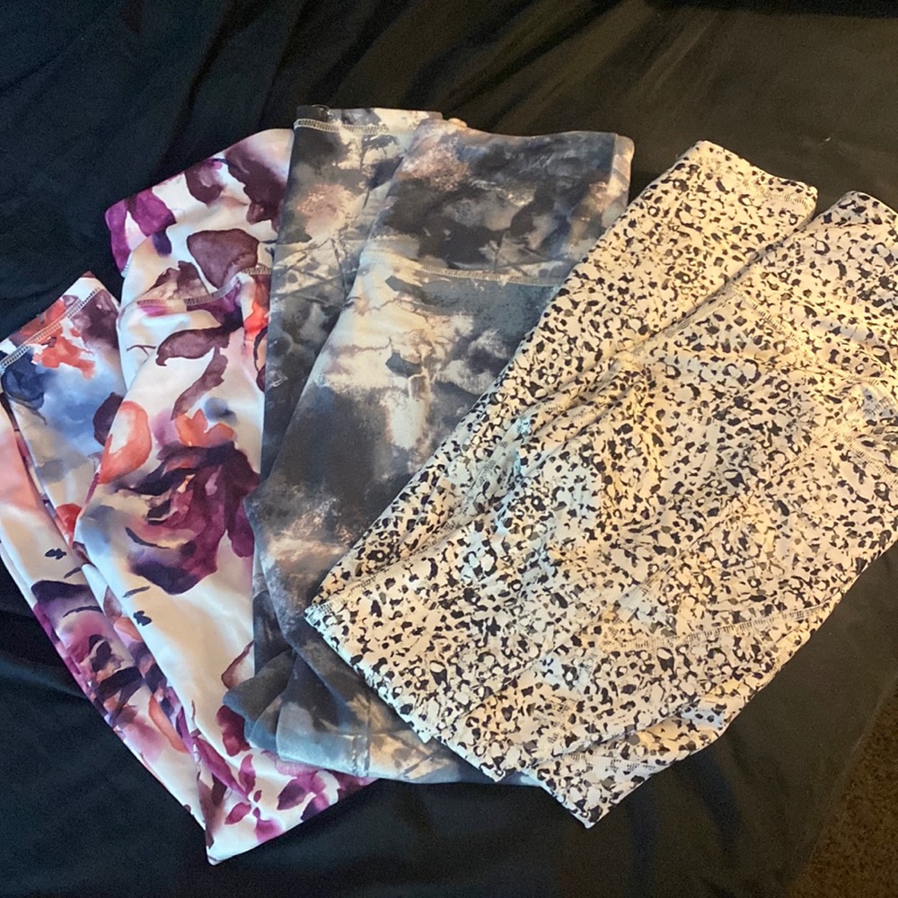 Assorted workout leggings. Size medium.